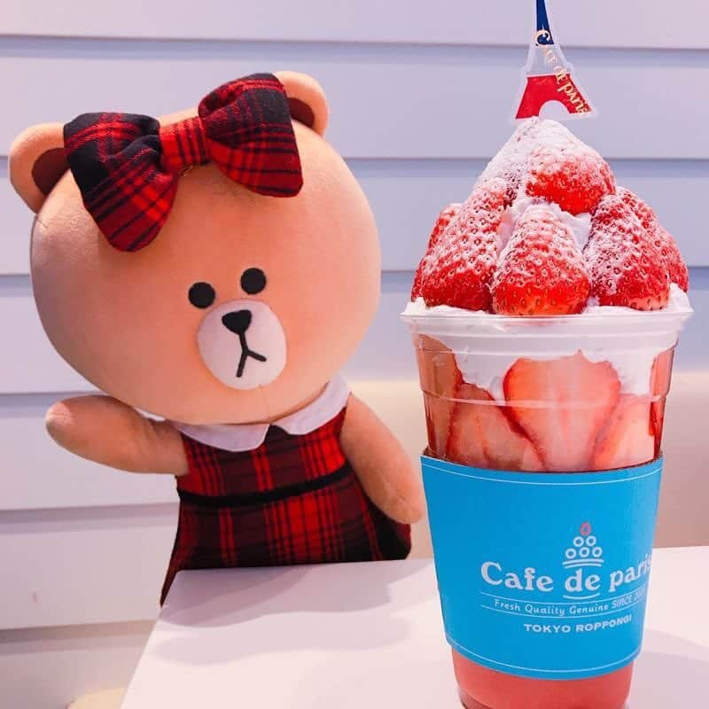 CHOCOさんのインスタグラム写真 - (CHOCOInstagram)「🍓🍦💘✨🍓🍦💘 . #韓国で大人気のカフェドパリが日本初上陸☕️✨ . いちごたっぷりのストロベリーボンボンをオーダーしたよ🍓♬ 1パック分のいちごってすごいよね😳💞 カロリーオフの生クリームで罪悪感なし💘 . . #六本木ヒルズ #六本木 #cafedeparis #カフェドパリ #ストロベリーボンボン #linefriends #withCHOCO」4月15日 12時00分 - this_is_choco