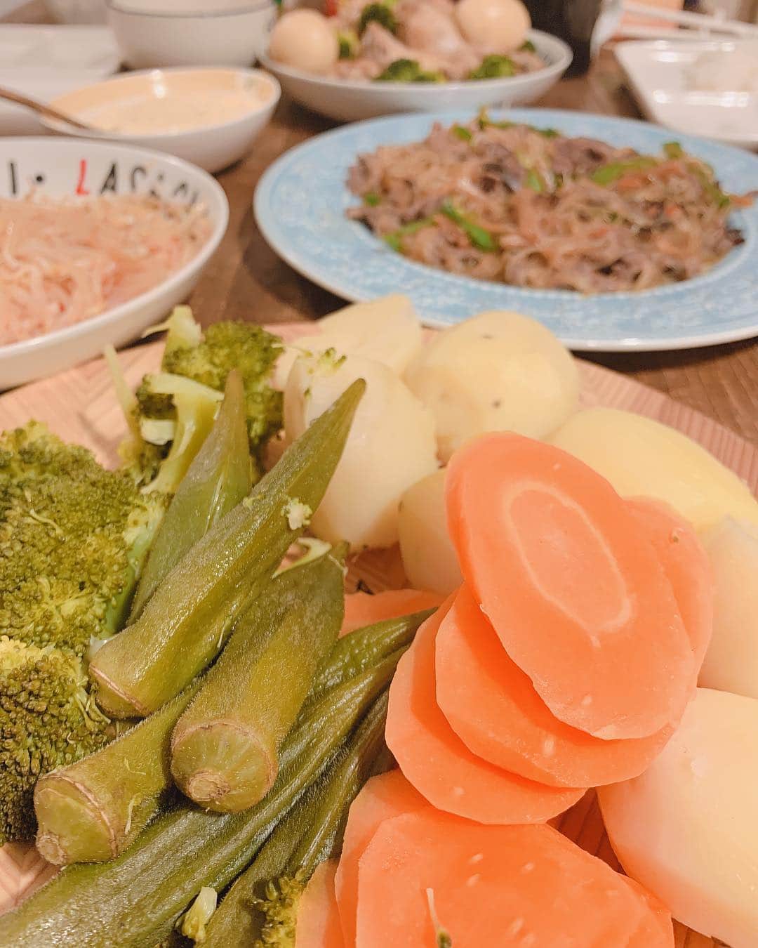若林翔子のインスタグラム：「* * ごはん。 ひさびさに温野菜やったらめーちゃんこ美味しかった🤗 朝ドラのじゃがバターを見て食べたくなったのー笑。 * * #夕飯 #ごはん #大人も子供もいっしょごはん  #大皿ごはん #チャプチェ #野菜スープ #鶏のさっぱり煮 #もやしのピリ辛和え」
