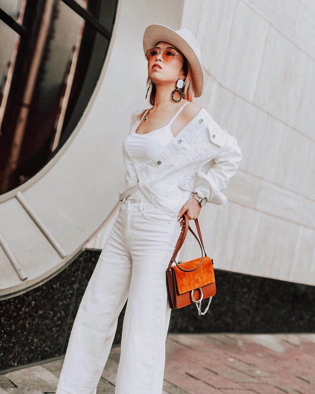 AikA♡ • 愛香 | JP Blogger • ブロガーのインスタグラム：「While everyone is so creative on their outfits for #coachella, I am here rocking classic all white for #nochella 🕊 ===== ▸ 📷: @_dynastyphotos  #allwhiteoutfit #springstyle #denimondenim #uniqlolifewear #hmxme #asseenonme #aikaslovecloset #petitefashion」