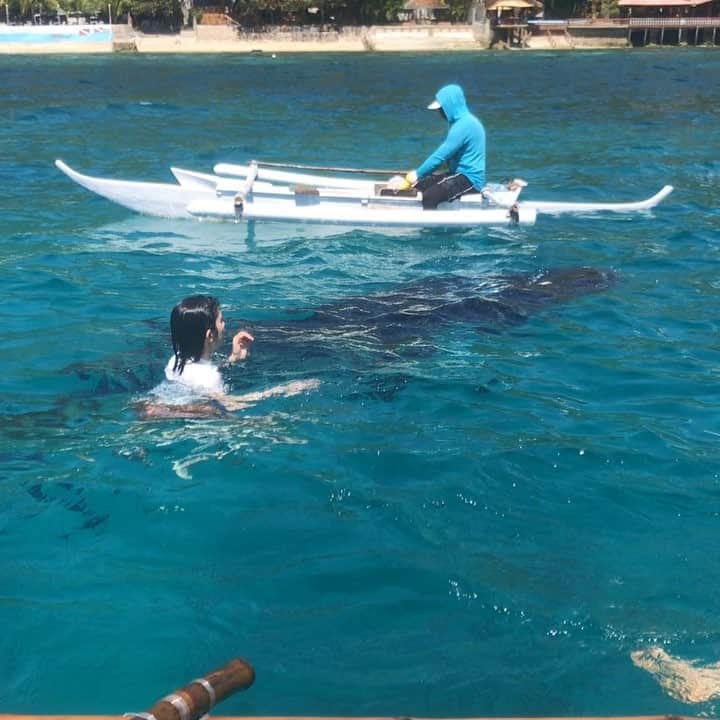 松田るかのインスタグラム：「ジンベイザメと撮影。シュノーケルを自ら取り、ジンベイザメに合わせて泳ぎながら水中で目を開けて撮影というアラ技を披露！身体能力高いです。  担当編集  #松田るか写真集 #松田るか #写真集」