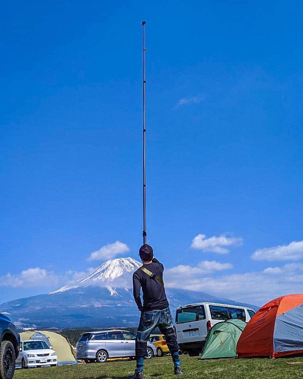 Bi Rod by Lumica.さんのインスタグラム写真 - (Bi Rod by Lumica.Instagram)「「GO OUT Jamboree に現れたBi Rod マン」 GO OUT Jamboree の撮影風景です。 絶好のコンディションに撮影クルーも意気揚々です。 Bi Rodならドローンのような騒音の心配もありません。 ▶商品はプロフィールのリンクからどうぞ https://www.birodstore.com/  さぁあなたも前人未到の視点へ "Bi Rod man who appeared in GO OUT Jamboree"  It is a photography scene of GO OUT Jamboree. The shooting crew is also upbeat in excellent conditions.  With Bi Rod you don't have to worry about noise like a drone. ▶ Please check the product link from the profile https://www.birodstore.com/ "Well, to your unexpected perspective"  #birod #7500 #7.5m #lumica #ルミカ#highangle #highview #Instagood  #HiangleView　#notdrone @goout_camp #goout #gooutcamp #gooutjamboree#camp #gooutjamboree2019 #outdoor #キャンプ #アウトドア #ふもとっぱら#富士山 #キャンプフェス #静岡 #山梨#MtFuji #日本 #JAPAN ＃撮影風景」4月15日 12時07分 - birod_photo