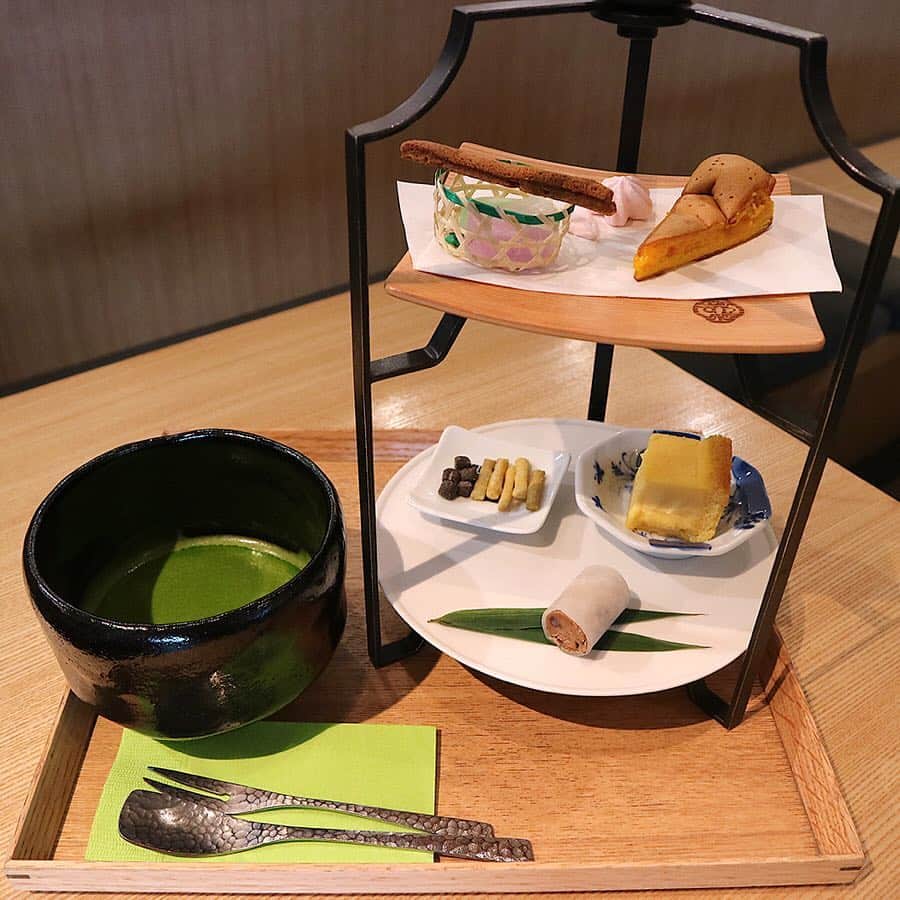 東急電鉄さんのインスタグラム写真 - (東急電鉄Instagram)「. One of the most popular menu from "Sa-tei ZENKASHOIN" in ShinQs, Shibuya Hikarie is its Karaku, a set of signature tea and 8 kinds of sweets. This Japanese styled afternoon tea alllows you to get a feel of Kyoto, making it a must-go place for both foreign people. (Shibuya Station/Toyoko Line, Den-en-toshi Line) . 「渋谷ヒカリエ　ShinQs店　茶庭 然花抄院」の人気商品である菓樂は、8種類のお菓子とお茶のセットで楽しめる和のアフタヌーンティー。 東京にいながら京都の風情を感じさせるカフェには海外からも足を運ぶ方が多いとか。（渋谷駅/東横線、田園都市線) . @zenkashoin . #zenkasyoin #matcha #afternoontea #matchacafe #Japanesetea #greenteatime #greentealover #카페투어 #shibuya #tokyo #japan #traveldiary #bestjapanpics #daily_photo_jpn #japantravel #일본 . #然花抄院 #抹茶 #抹茶スイーツ #抹茶好き #菓樂 #アフタヌーンティー #東急電鉄 #渋谷駅 #東急日和 #東急線めぐり #日本美食 #東京美食」4月15日 12時07分 - tokyu_railways