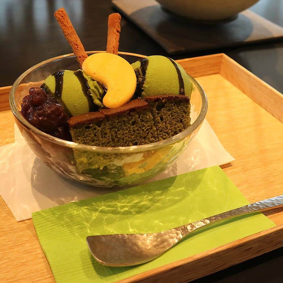 東急電鉄さんのインスタグラム写真 - (東急電鉄Instagram)「. One of the most popular menu from "Sa-tei ZENKASHOIN" in ShinQs, Shibuya Hikarie is its Karaku, a set of signature tea and 8 kinds of sweets. This Japanese styled afternoon tea alllows you to get a feel of Kyoto, making it a must-go place for both foreign people. (Shibuya Station/Toyoko Line, Den-en-toshi Line) . 「渋谷ヒカリエ　ShinQs店　茶庭 然花抄院」の人気商品である菓樂は、8種類のお菓子とお茶のセットで楽しめる和のアフタヌーンティー。 東京にいながら京都の風情を感じさせるカフェには海外からも足を運ぶ方が多いとか。（渋谷駅/東横線、田園都市線) . @zenkashoin . #zenkasyoin #matcha #afternoontea #matchacafe #Japanesetea #greenteatime #greentealover #카페투어 #shibuya #tokyo #japan #traveldiary #bestjapanpics #daily_photo_jpn #japantravel #일본 . #然花抄院 #抹茶 #抹茶スイーツ #抹茶好き #菓樂 #アフタヌーンティー #東急電鉄 #渋谷駅 #東急日和 #東急線めぐり #日本美食 #東京美食」4月15日 12時07分 - tokyu_railways
