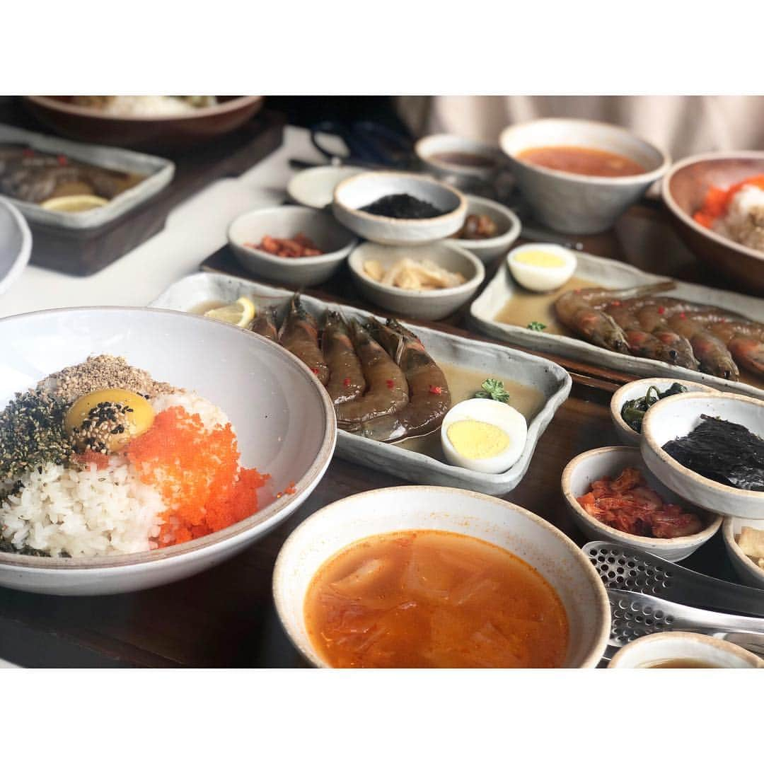 トリイクニコさんのインスタグラム写真 - (トリイクニコInstagram)「舞月食卓 (ムウォルシクタン) カンジャンセウ🦐がとにかく好き😍✨ . . ぐちゃぐちゃに混ぜるご飯も好きですw お上品なお店で女子が好きそうなメニューでした！ ちょっとご飯少なめとかで注文したい😂 . 日本語メニューもあるよ🙆‍♀️ . 6枚目▶︎お店の外観 . #舞月食卓 #弘大 #홍대 #seoul #서울  #韓国旅行 #🇰🇷 #무월식탁홍대점 #무월식탁  #홍대맛집 #kunikorea」4月15日 12時08分 - toriicamera