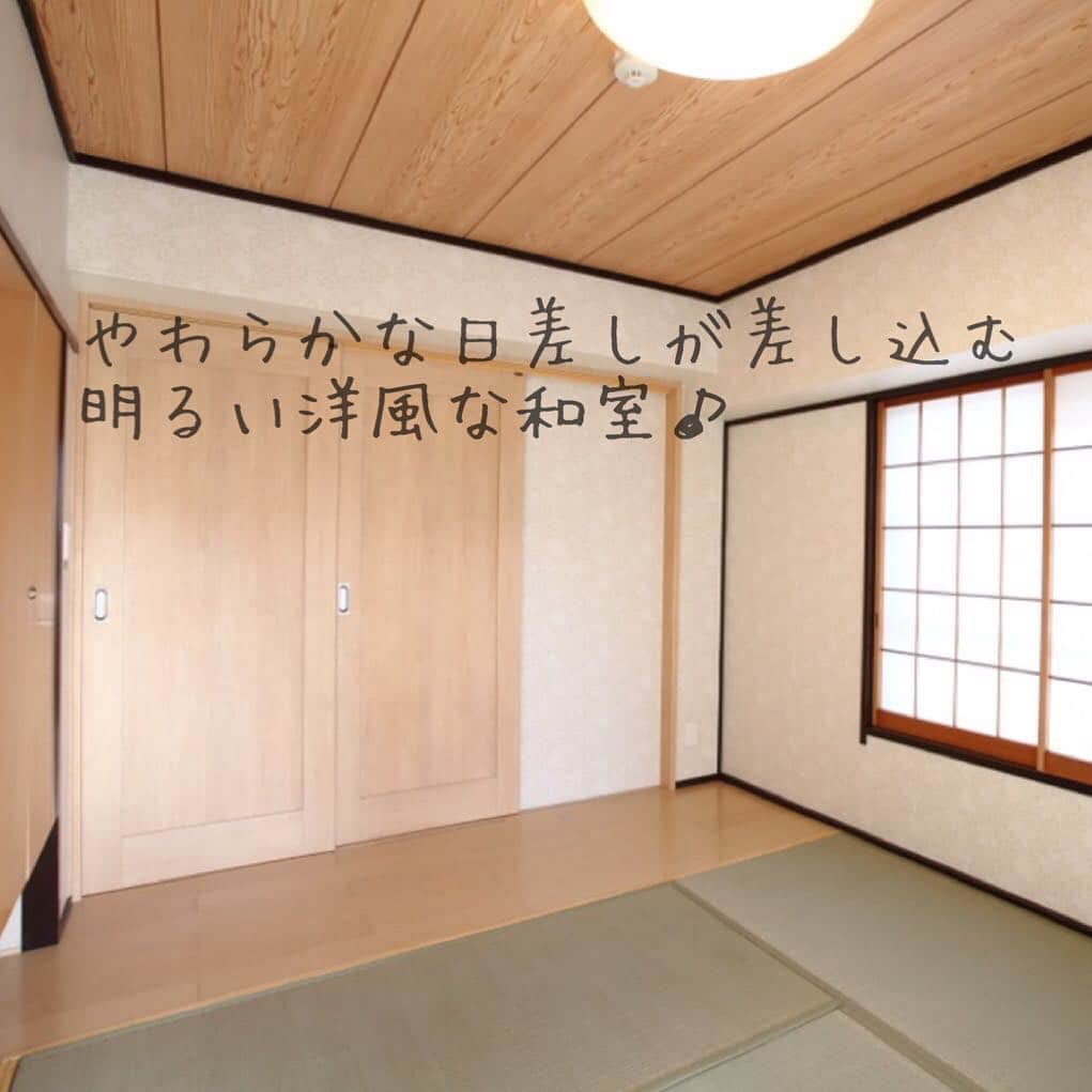 レノビアリングさんのインスタグラム写真 - (レノビアリングInstagram)「横浜市旭区の団地リノベーション  和室を寝室にしているお宅のリノベーション。  和室の雰囲気を残しつつ明るいお部屋にしたい。というお施主様のご希望で 一部の床を畳から続くフローリングにしました。 リビングとの仕切り扉を襖（ふすま）ではなく引き戸にした事で、洋風な和室に生まれ変わりました。  また、障子と壁紙を貼り換えました。 障子から差し込む日差しがやわらかく感じられます(^-^) -------------------------------- 詳しくはコチラ ☞ @renovering_2016 リノベ写真集【北欧カラーの開放的なリビングダイニングキッチン】 -------------------------------- ・ #リノベーション　#リノベーションライフ　#リフォーム　#リノベ　#中古リノベ　#団地リノベ　#マンションリノベーション #中古マンション　#リノベーション会社　#北欧　#日々の暮らし　#住まい　#北欧ナチュラル　#北欧インテリア　#カフェ風インテリア　#団地ライフ　#横浜　#長津田　#レノビアリング　#マックライフ　#インテリア #ていねいな暮らし　#シンプルな暮らし　#持たない暮らし　#暮らしを楽しむ #マイホーム　#和室　#洋風な和室　#和室リノベ」4月15日 12時13分 - macklife_hokuoh