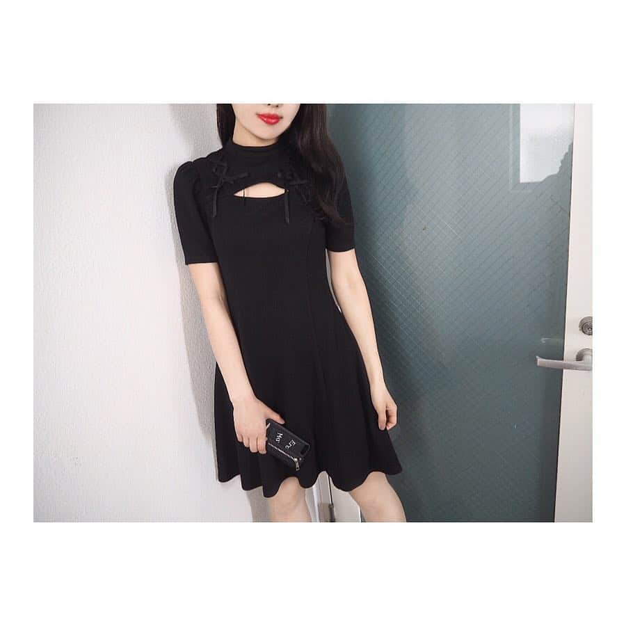 EATMEさんのインスタグラム写真 - (EATMEInstagram)「4.15update... #EATME #APRIL #NEW #ITEM #🌹 STAFF身長🚺:162cm iPhoneケース➡︎発売中 ワンピース➡︎4.16発売予定 バッグ➡︎4月発売予定 . TOP画面のURLからEATME WEB  STOREをCHECK💁🏻‍♀️ @eatme_japan . ダブルレースアップリブワンピース（ #ONEPIECE ） ¥12,000（＋tax） COLOR🎨:KHK.BLK.PNK SIZE📐:S.M . ハーネスライクショルダーバッグ（ #BAG ） ¥13,880（+tax）  COLOR🎨: BLK.BEG . ZIPバンドiPhoneケース6/7/8（ #CASE ） ¥5,000（+tax） COLOR🎨:BLK.PNK . #EATME_CODE #eatmejapan #イートミー #fetishmode #2019sseatme #2019ss #WOODSCAGE #益若つばさ #tsubasamasuwaka #fashion #outfit #styling #japan #tokyo #harajuku #原宿 #instagood #like4like」4月15日 12時16分 - eatme_japan