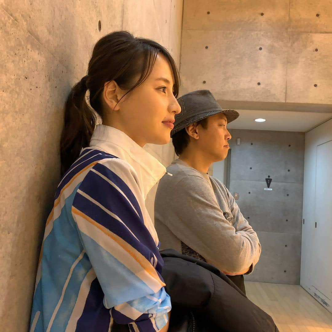 寒川綾奈さんのインスタグラム写真 - (寒川綾奈Instagram)「みなさん、﻿ SUNTORYから新しく発売された﻿ 「サントリー天然水 GREEN TEA」のキャンペーンソングでもある﻿ GReeeeNの新曲「ノスタルジア」のPVはもう見ていただけてますか？？﻿ ﻿ 広告としても流れているようで、色んな方から見たよって連絡いただけて嬉しい限りです😊﻿ ﻿ 写真は今回のPVの監督、Yuki Saito監督と^^﻿ お仕事させていただくのが3回目でとっても嬉しかった！！﻿ ﻿ またご一緒出来るように日々精進ですね♡﻿ ﻿ #GReeeeN #ノスタルジア #SUNTORY #サントリー #GREENTEA #サントリー天然水GREENTEA #YukiSaito監督」4月15日 12時17分 - sogawaayana