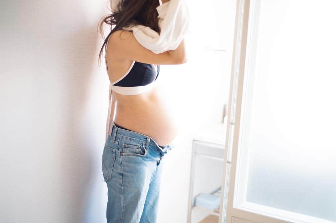 花盛友里のインスタグラム：「7months pregnant and looking cuuuute;)))) 伊勢丹の受注会で下着買ってくれてた妊婦さま♡ うれしいいいい！似合ってたなぁ♡ なんかずっと友達だったみたいにすぐ仲良くなっちゃったー！ 宮古島の出身なんだって。うらやましいいい！ . . #hanamorimaternity  #花盛コラボ下着 4/18 @ravi.me オンラインショップにて発売開始  ラップリボンブラセット 11800円 ○ブラック ○ピンク」