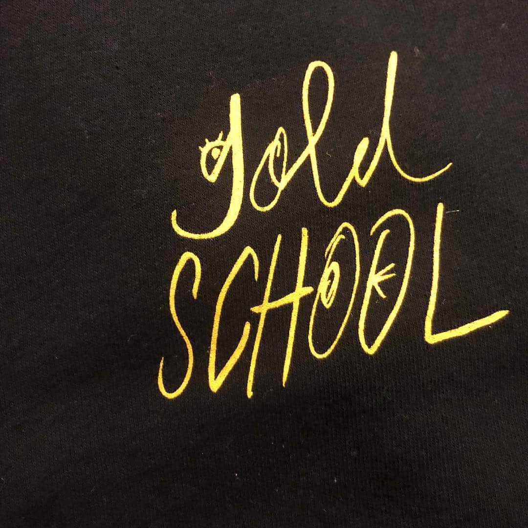 クーピーのインスタグラム：「gold school  #crewneck」