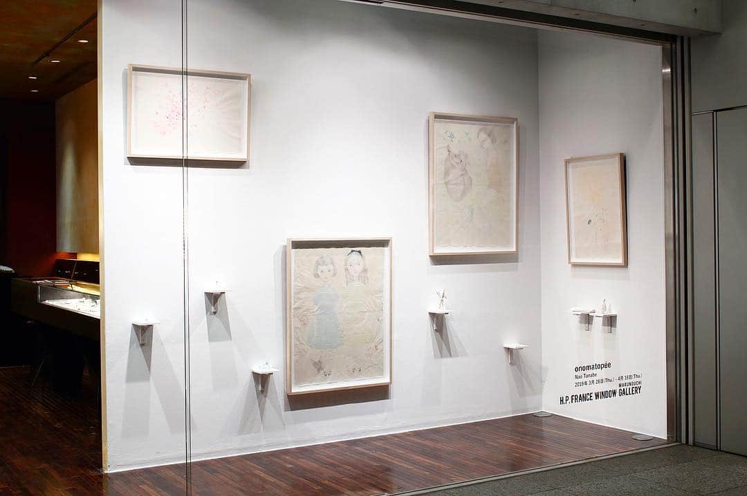 のインスタグラム：「【WINDOW GALLERY MARUNOUCHI】 Nao Tanabe個展「onomatopée」  会期終了まであとわずかとなりました。この機会をお見逃しなく！ ※作品は全て展示販売しております 平面作品 (大)¥350,000、(中)¥270,000 立体作品 ¥70,000 ◼会期: 3月28日(木)〜4月18日(木)  #naotanabe #個展 #hpgrpgallery #gallery #art #exhibition #paintings #comtemporaryart #ギャラリー #marunouchi #アート #現代アート #hpfrance #アッシュペーフランス #howpeoplelive」