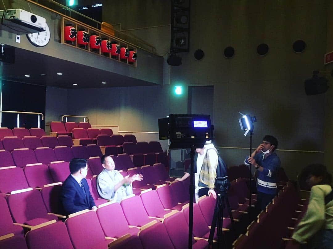 のインスタグラム：「今日は朝からMBSの「らくごのお時間」のロケ〜  去年の秋に収録した「初天神」がやっとオンエアーされます  ネタにちなんで大阪天満宮で「初天神」の演目説明も  元落研の福島アナウンサーとの楽しいお喋りとボクの「初天神」は4/28(日)朝5:15〜の放送です  ぜひ見てください！！！ #落語 #寄席 #お笑い #らくごのお時間 #MBS」