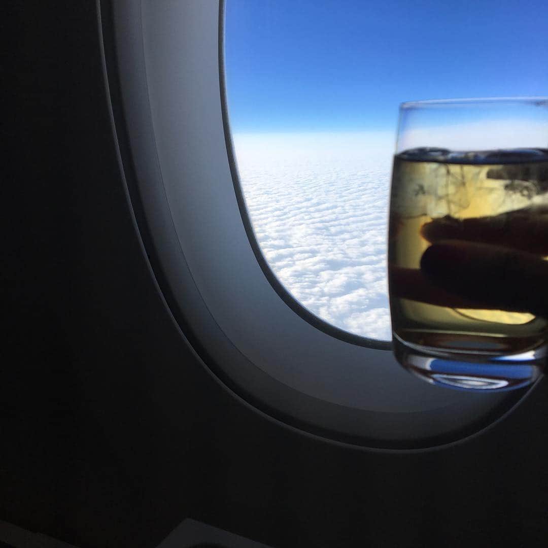 椿鬼奴さんのインスタグラム写真 - (椿鬼奴Instagram)「機上のシーバスソーダ割り🥃最高だね‼️」4月15日 12時33分 - tsubakioniyakko