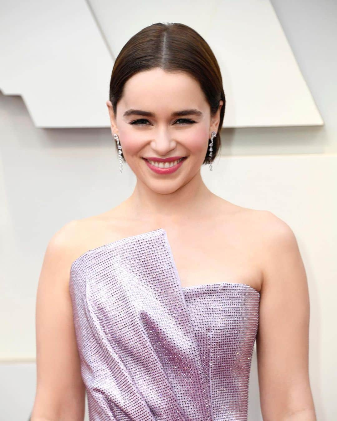 NIWAKAさんのインスタグラム写真 - (NIWAKAInstagram)「A look back at the radiant Emilia Clarke on the Oscar carpet this year, in our RENKA earrings. #niwaka #niwakacollections #俄 #emiliaclarke #oscars2019 #gameofthrones #got」4月15日 12時36分 - niwaka_collections