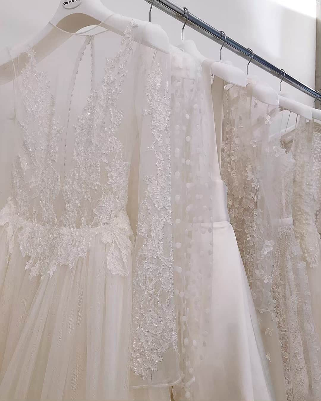 Magnolia Whiteさんのインスタグラム写真 - (Magnolia WhiteInstagram)「Always mesmerized by the intricate design and craftsmanship of the @costarellosbridal gowns.﻿ ﻿ ロマンチックかつ優美な世界観でいつも私たちを魅了するCostarellosのプレゼンテーションへ行ってきました。﻿ 新作はCostarellosならではの繊細なレースをたっぷり施したドレスがずらりと並んでいて、とても美しかったです。﻿ ﻿ #magnoliawhite #mwhawaii #costarellos #nybfw #bfw #nybfw2019 #bridalfashionweek #nybridalfashionweek #weddingdress #weddinggown #bridalgown #couturegown #マグノリアホワイト #コスタレロス #ウエディングドレス #インポートドレス #オーダードレス #マーメイドドレス #マーメイドライン #レースドレス #チュールドレス #ドレス試着 #ドレス選び #海外ウエディング #海外挙式 #ハワイ挙式 #ハワイウエディング #ホテルウエディング #ホテル婚」4月15日 12時36分 - magnoliawhite_official