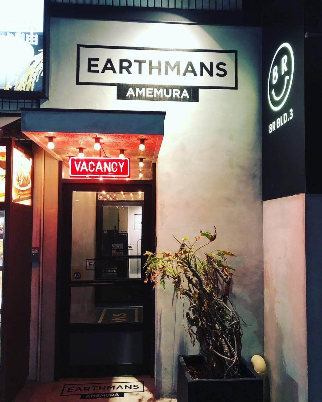 中村貴之さんのインスタグラム写真 - (中村貴之Instagram)「EARTHMANS HOTEL @earthmans_osaka 🙏 #アースマンズホテル #earthmans #earthmanshotel #大阪 #アメ村 #おすすめ」4月15日 12時48分 - taka_brew