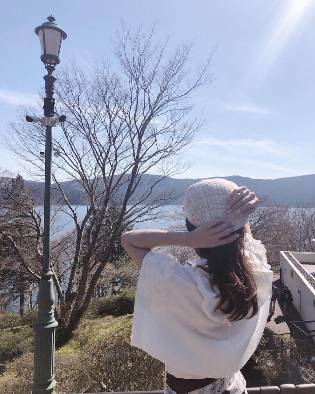 のインスタグラム：「自然がほんとに好きです。  ありのままにのびのびと育ったものを見るとワクワクします。その瞬間でしか見れない景色もドキッとします。  少しでも時間を作っては旅行して、好きを貯金していきたいなー☺️🌸✨ みんなの好きはなんですか？☁ ️  #箱根 #芦ノ湖 #くみとりっぷ #今週も頑張りましょう」