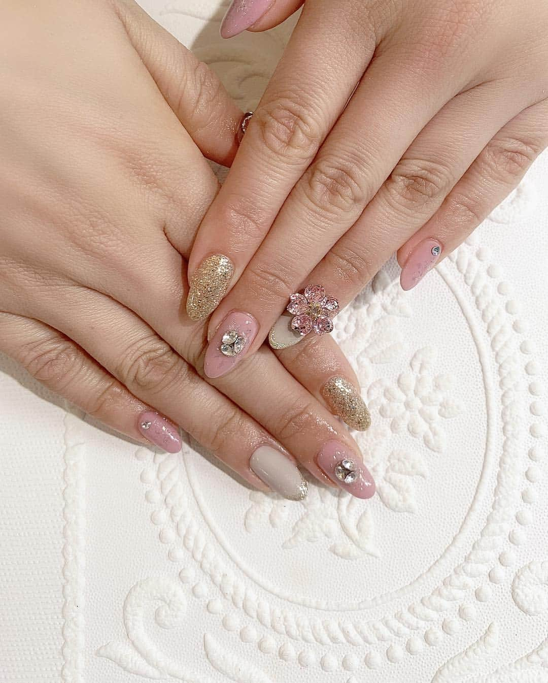 板橋瑠美さんのインスタグラム写真 - (板橋瑠美Instagram)「New Nail💅 ・ 今月は大事なイベントが立て続けにあるので いつもよりも華やかなNailにしたよ💓 ・ ・ .✳︎† ✨Alice&Co.✨†✳︎. で、ネイルをやってもらいました◟̊◞̊ ◟́◞̀ ◟̆◞̆ ・ 🌸のパーツについては、 持参したんだけどそれについては、またアップします◟̊◞̊ ◟́◞̀ ◟̆◞̆ ・ ・ 店長さん話しやすかったし、 私の大好物なダスティピンクを、 ちゃんとリクエスト通り出してくれました❤️ ・ たまにはこーゆーキラキラ系もありだねっ((((･´ω`･)))) ありがとうございました😊 ・ ・ 私のインスタ見た方の特典💓 ・ 【キャンペーン価格から更に♡！15%オフ◟̊◞̊ ◟́◞̀ ◟̆◞̆】 ・ ・ 是非是非💓 ・ #AliceandCo #nail #春ネイル #大人ネイル #ゴージャスネイル #nails #NewNail」4月15日 12時51分 - rumi_official_0616