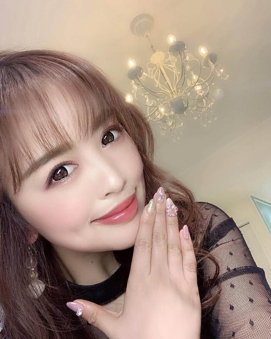 板橋瑠美さんのインスタグラム写真 - (板橋瑠美Instagram)「New Nail💅 ・ 今月は大事なイベントが立て続けにあるので いつもよりも華やかなNailにしたよ💓 ・ ・ .✳︎† ✨Alice&Co.✨†✳︎. で、ネイルをやってもらいました◟̊◞̊ ◟́◞̀ ◟̆◞̆ ・ 🌸のパーツについては、 持参したんだけどそれについては、またアップします◟̊◞̊ ◟́◞̀ ◟̆◞̆ ・ ・ 店長さん話しやすかったし、 私の大好物なダスティピンクを、 ちゃんとリクエスト通り出してくれました❤️ ・ たまにはこーゆーキラキラ系もありだねっ((((･´ω`･)))) ありがとうございました😊 ・ ・ 私のインスタ見た方の特典💓 ・ 【キャンペーン価格から更に♡！15%オフ◟̊◞̊ ◟́◞̀ ◟̆◞̆】 ・ ・ 是非是非💓 ・ #AliceandCo #nail #春ネイル #大人ネイル #ゴージャスネイル #nails #NewNail」4月15日 12時51分 - rumi_official_0616