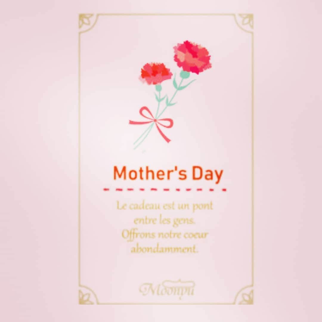 Moonyuのインスタグラム：「今年の母の日は…5月12日💐 . . 素敵なギフトと一緒に感謝の気持ちを伝えませんか👵💞👱 . . モーニュでは母の日キャンペーンを開催中‼ お得な限定セットを販売しています💨 詳しくはプロフィールのURL💻📱をチェックしてね😊 . . #母の日 #プレゼント #限定セット #数量限定 #お得 #モーニュ #乾燥肌 #敏感肌 #セラミド」