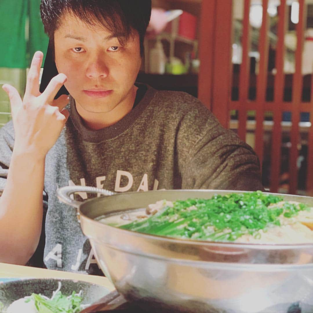 井上裕介さんのインスタグラム写真 - (井上裕介Instagram)「何故、昨日ご飯を食べながら、こんなことをしたのだろう！？ #NONSTYLE #nonstyle #井上 #カラテカ #入江 さん #麒麟 #田村 さん #カメラを向けられ #ポーズ」4月15日 13時07分 - nonyusuke