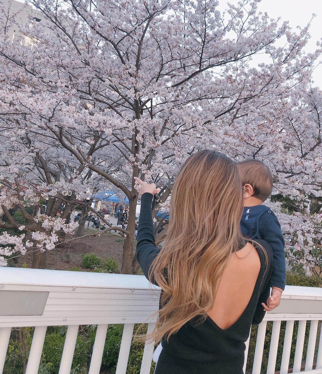 MALIAさんのインスタグラム写真 - (MALIAInstagram)「📍Back in Tokyo. タイから帰国して 真っ先に向かった場所🌸 . まだ咲いてたっ😍💕 ポコちゃん初めての桜💓 間に合って良かったぁ〜👶🏼🌸💕 . #にこにこポコちゃん👶🏼 #はじめての桜 #お花見 #baby #東京 #桜 #間に合って #良かった 💕」4月15日 13時03分 - maliarehman