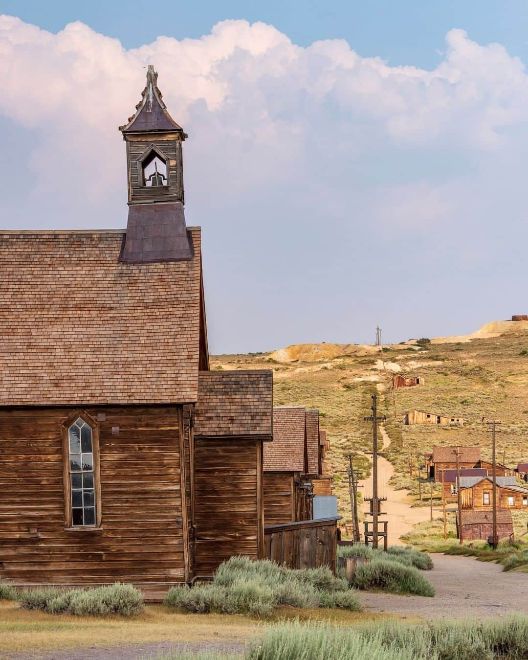 National Geographic Travelさんのインスタグラム写真 - (National Geographic TravelInstagram)「Photo by @KristaRossow | The ghost town of Bodie, California, was once home to about 10,000 people during the California Gold Rush. Now visitors can wander the abandoned streets and peer into old wooden buildings to see relics from the days of the Old West. For more images from around the world, follow me @KristaRossow. #ghosttown #EasternSierra #Bodie」4月15日 13時05分 - natgeotravel