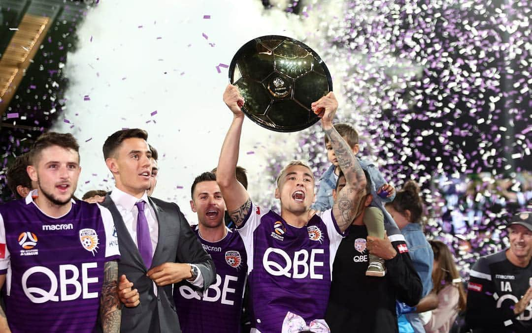 ジェイソン・デイビッドソンさんのインスタグラム写真 - (ジェイソン・デイビッドソンInstagram)「Proud to be apart of this wonderful @perthgloryfc family 💜 From the start of the season we set our goals on what we wanted to accomplish this year. The hard work, sacrifice and dedicated by everyone at the club make memories like these worth it. To our amazing fans thank you for your support every step of the way. We continue the journey together. 1 🏆 down 1 🏆 to go 🙌🏽」4月15日 13時05分 - jasondavidson91