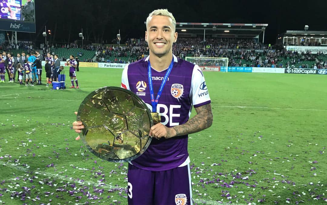 ジェイソン・デイビッドソンさんのインスタグラム写真 - (ジェイソン・デイビッドソンInstagram)「Proud to be apart of this wonderful @perthgloryfc family 💜 From the start of the season we set our goals on what we wanted to accomplish this year. The hard work, sacrifice and dedicated by everyone at the club make memories like these worth it. To our amazing fans thank you for your support every step of the way. We continue the journey together. 1 🏆 down 1 🏆 to go 🙌🏽」4月15日 13時05分 - jasondavidson91