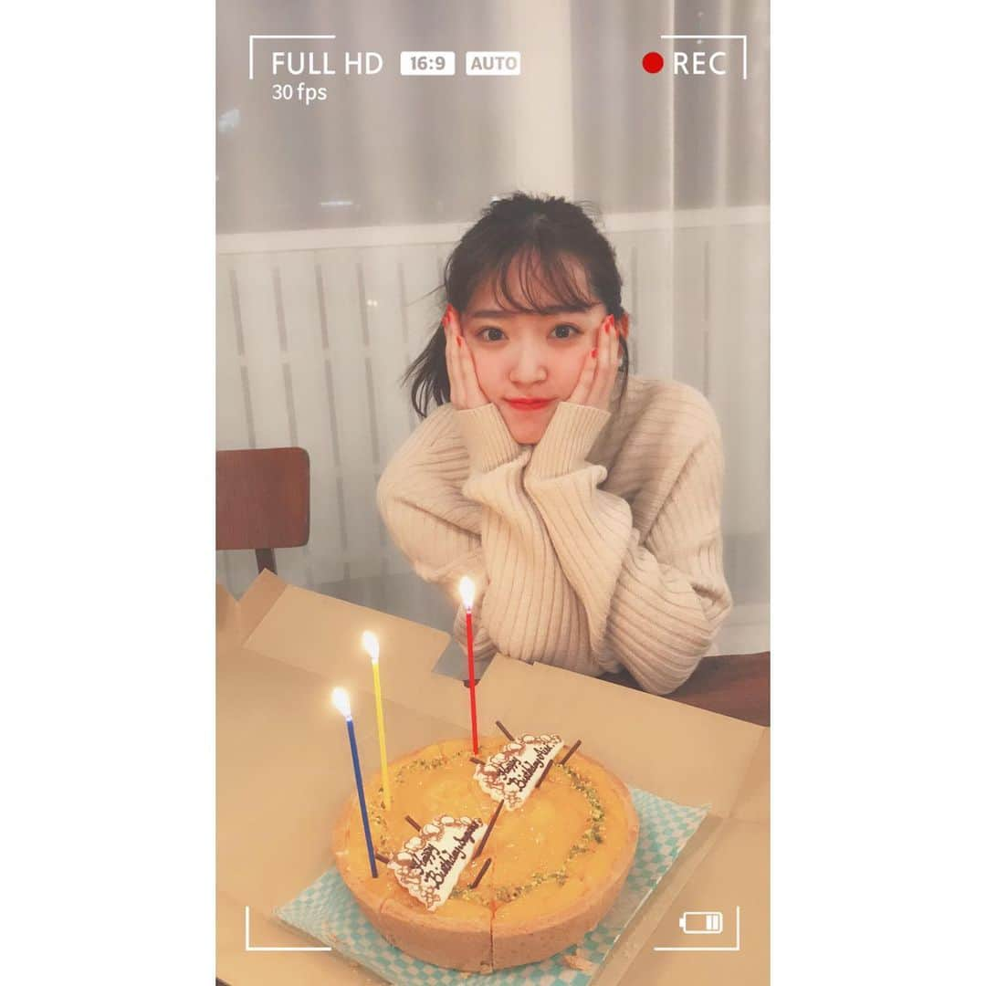 鈴木愛理さんのインスタグラム写真 - (鈴木愛理Instagram)「✴︎ 25歳の誕生日、たくさんの方にお祝いしてもらっていて幸せ幸せ〜な鈴木です😚 . 1枚目は、大好きで大切なさえとえり。普通に相談聞いてもらおうと思って急遽えりのお家に行ったら、ケーキ用意してくれていて😭鈴木、大号泣です、、、。バースデーライブの後そのまま行ったから、私だけメイクめちゃめちゃバッチリだけど笑 泣きすぎて鼻真っ赤です😳24歳も日付変わる時一緒にいたのはこの2人だし、25歳も当日の夜にお祝いしてくれたりで、今年も最高に幸せな歳になりそうです💗💝 #えりさえあいり . 2.3枚目は、11日の撮影終わりにRayの現場にて！！！カメラマンの熊木さんも4月誕生日ということで一緒にお祝いしていただきました😚自分にとっては、もはや家族のような居場所にもなるRay。大好きな編集本田さんとヘアメイク野口さん、スタイリストいなばーそんも一緒で、最高な24歳ラストの日でした！(途中からライブのことしか考えれなくてずっと歌詞みて練習してたけど笑) #Ray . 4枚目は、まさかのwacciの橋口さん！先日オンエアされた『あいりまにあradio』聴いていただけたでしょうか😚ゲストで橋口さんにお越しいただいたのですが、その時になんと誕生日のサプライズもしてくださり😭多分この現場が1番最初に25歳お祝いしてもらったかもしれないです🎂幸せだー、、、💗 #wacci #あいりまにあradio . . #25th #birthday #🎁」4月15日 13時18分 - airisuzuki_official_uf