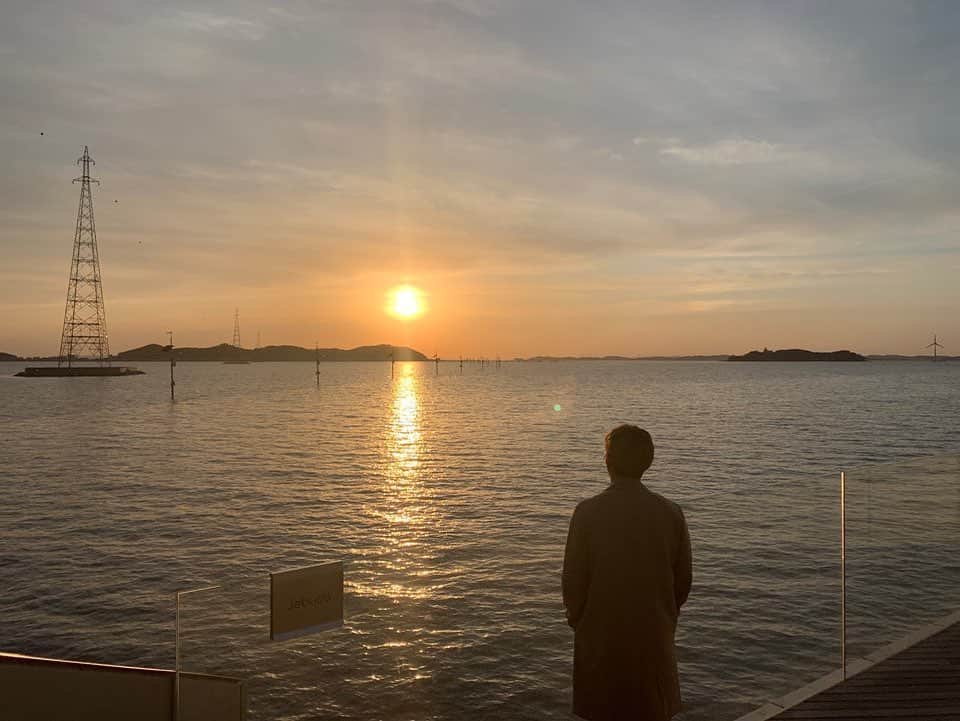 ジョンウク のインスタグラム：「☀️🙏 . . . . . . #서울#인천#홍대#도쿄#연남동#연트럴파크#인하대#데일리#가수정욱#정욱#그사람그대라서#뚫고싶어라#스트리밍#축가#축가문의#DM #촬영#태양#소원#힐링#노을#제부도#운동」