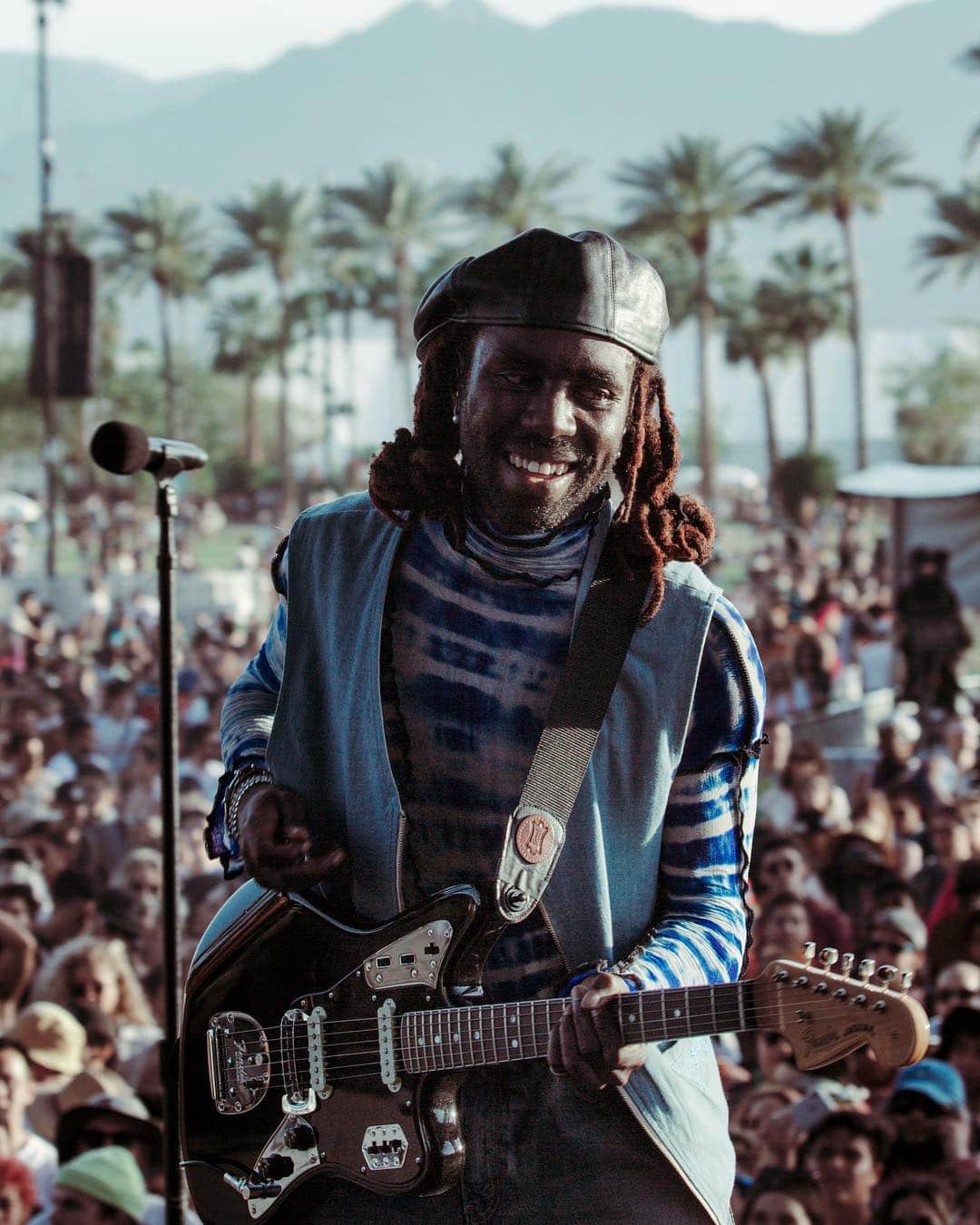 コーチェラのインスタグラム：「The only one @devhynes 📷: @_timhans 🖌: @allysontmillard」