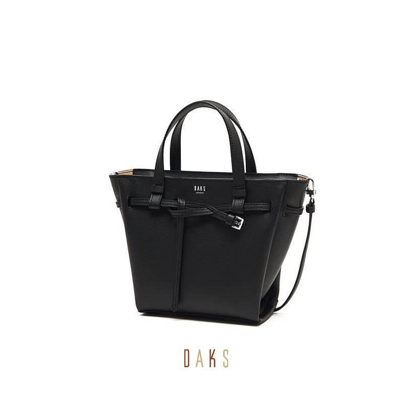 DAKS Koreaさんのインスタグラム写真 - (DAKS KoreaInstagram)「• DAKS accessories  당신의 봄 스타일링을 한층 빛내 줄 클래식한 감성의 블랙 토트백. 가죽이지만 가볍고, 작지만 수납력 좋은 버클장식 스몰 토트백을 LF몰에서 만나보세요! . [MINTRAW] #DCBA9E811BK . #닥스 #닥스액세서리 #닥스코리아 #DAKS #DAKSACCESSORIES #닥스백 #토트백 #크로스백 #닥스가방 #가방 #여성가방 #가방스타그램 #추천백 #봄가방 #가방추천 #컬러백 #블랙백 #lfmall」4月15日 13時22分 - dakskorea_accessories