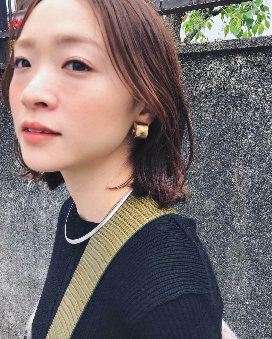 野尻美穂のインスタグラム：「ゴールドとシルバーの組み合わせの時はシンプルに。 シルバーだけの時は他の素材も取り入れて遊ぶ。 私のスタイリングルールかも🤔（無意識の中での検証😨笑） そしてST.CATのイヤリング🥺🧡 ピアスみたいな小さいちょうどいいイヤリングが欲しくて作っていただいた渾身作。素材もマットで肌馴染みも良く、何回も調整して落ちにくく軽くしてもらったよ😋 もう1型もまた紹介します☺️ イヤリング専用ステッカーも作ってもらった🥺💕 #mihonano #stcat #earrings」