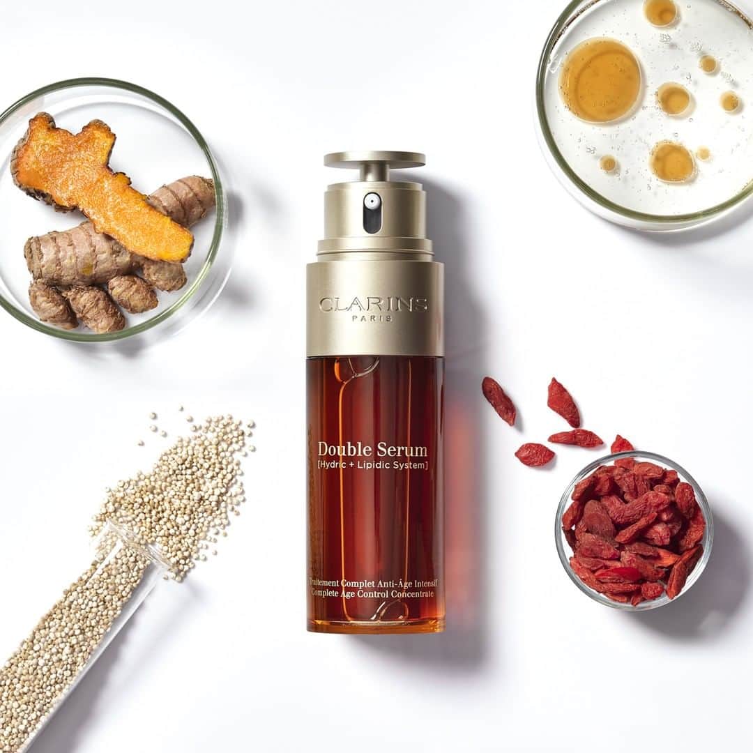 CLARINSさんのインスタグラム写真 - (CLARINSInstagram)「Did you know Double Serum's two-phase formula was inspired by your skin's natural balance of water and oil? Plus, it's packed with 21 powerhouse ingredients, including... 🥝 Kiwi to boost skin's nutrition 🍌 Green Banana to regenerate skin 🌿 Leaf of Life to hydrate skin #ClarinsSkincare #DoubleSerum #SkinSolutions」4月16日 0時17分 - clarinsusa