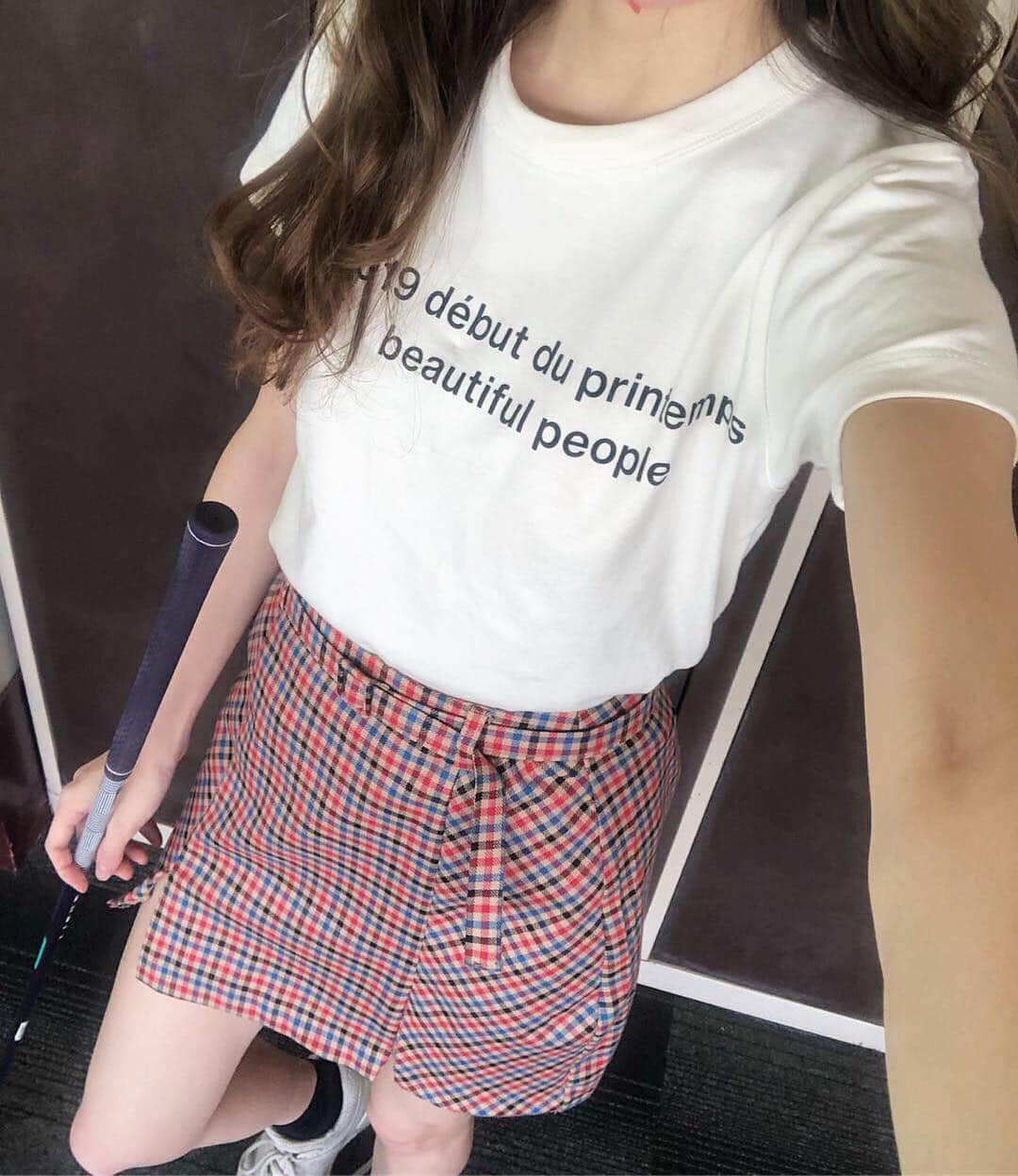 平木愛美のインスタグラム：「今日は撮影おわりに、golf lesson🏌️‍♂️⛳️ コースや打ちっ放しは何度か訪れているのですがちゃんとレッスンを受けるのは初！！ 動画で凄くわかるのですが、 ①最初②素振りで練習③最後 打ったあとの身体のかたちが変わった〜🦋💞!! 感覚忘れないように、がんばろうー！！！ 上達したいなーーー♡ , #ひらきのゴルフ 覚えてくださってるかたいるかもしれないですが、わたしの人生初の打ちっ放しのときとか、まじで動きやばいもんね！！笑 今動画見ても自分で笑っちゃう！！🤣🚀👽💘💫 . #golf #golflesson #ゴルフ #ゴルフ初心者 #ゴルフコーデ」