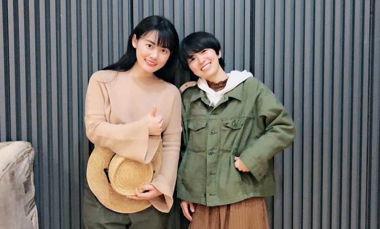 熊木杏里のインスタグラム：「風の記録。 2019.4.15  程璧が北京のライブに来てくれました。再会！嬉しかったなぁ🎵  毛不易さんというシンガーソングライターの方が来てくれて 応援頂きました！ CDもありがとうございます。  そして遂に木魚くんはミュージシャンに🎵ふふ  通訳をしてくれた王さん 的安💞パクさん お世話になりました。 無事にみんな帰国しました。 また会えると嬉しいな。  今回は、ギター以外 コントラバスも、ピアノも中国でのレンタルでライブをしました。どんな音の出会いになるのか行ってみないと分からない状況の中で、はたっぷは頼もしく ピアノを奏でてくれ、森田バンマスは、それすら楽しむ様な風景を 私に見せてくれました。 ピアノ、エレピ、ギターorベース という3人で工夫をしながらの ライブは、隙間こそが命と感じる程に、気持ちがよくて 歌は、いつまでも歌っていたいと そこに居ました。 特に上海の会場は音が素直に 耳に届くので、最高に楽しかった。  また来てねの一言が 最高の贈り物です。  ありがとう。 謝々。  またね と、強く思います。 日本から応援に来てくれた みんなにも感謝です。  #熊木杏里 #程璧 #毛不易  #森田晃平 #幡宮航太」