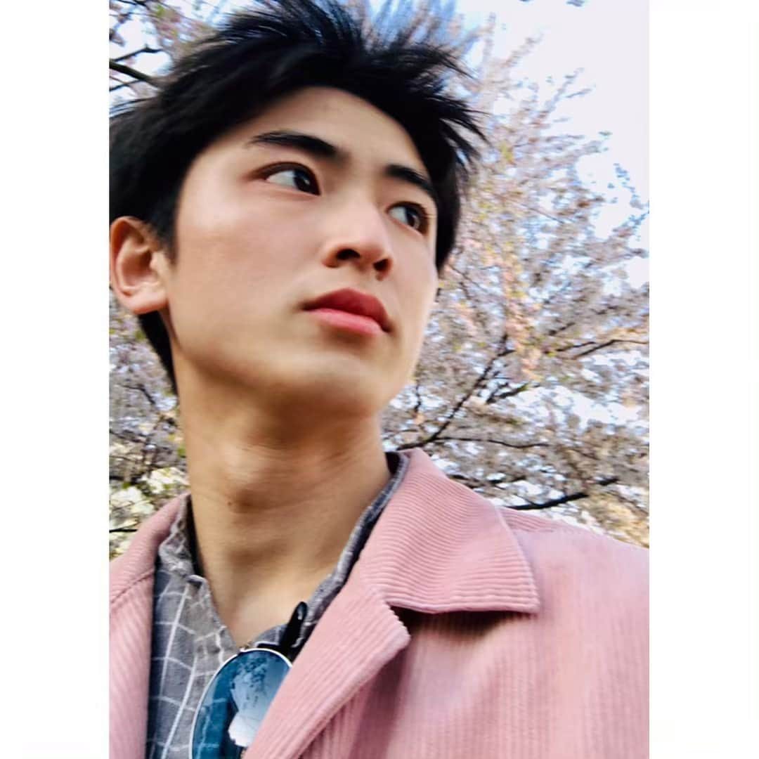 山口葵さんのインスタグラム写真 - (山口葵Instagram)「. この日は風が強く吹いていました🌬 . 昨日くらいまでは暖かくなったり寒くなったり、 不安定な天候が続いてましたが、 ようやく春らしい穏やかな気候になっていきそう💭 . この春は、行ったことないところとか 知らないものにたくさん触れたいなぁ、 なんて思います🌱 あと、もう少ししたら皆様に良いお知らせができるかもです」4月15日 22時47分 - _yamaguchi_aoi_