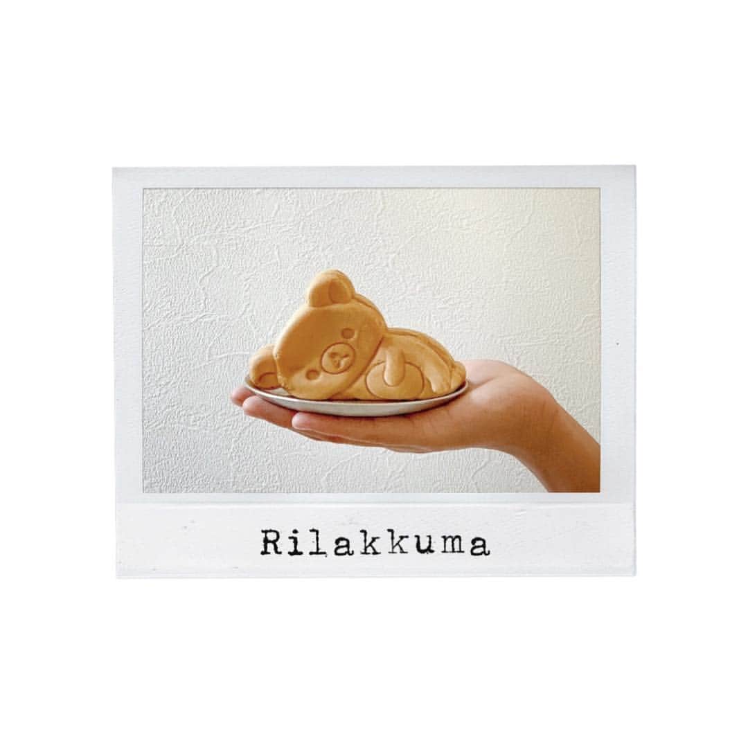 のインスタグラム：「𓀿⑅∘𓏸 ぐったり？ ぼんやり？ 今こんなカッコしてる？ どちらの方も おつかれさまでした♡ ‥‥‥‥‥‥‥‥‥‥‥‥‥‥‥‥‥‥‥‥‥‥‥‥‥‥‥‥‥‥‥‥‥‥#flatlays#flatlayforever#flatlaylove#beautifulcuisines#japanesefood#lifeandthyme#darlingweekend#f52grams#sweetshoplivethelittlethings#ourfoodstories#feedfeed#dessertstagram#osakasweets#foodstagram#sweetsporn#kawaiisweets#sweetshop#waffle#rilakkuma#lawsonスイーツ#ローソンスイーツ#リラックマ#コンビニスイーツ#大阪スイーツ#ワッフル#大阪手土産#すべらない手土産#もちもちリラックマカスタードプリン味」