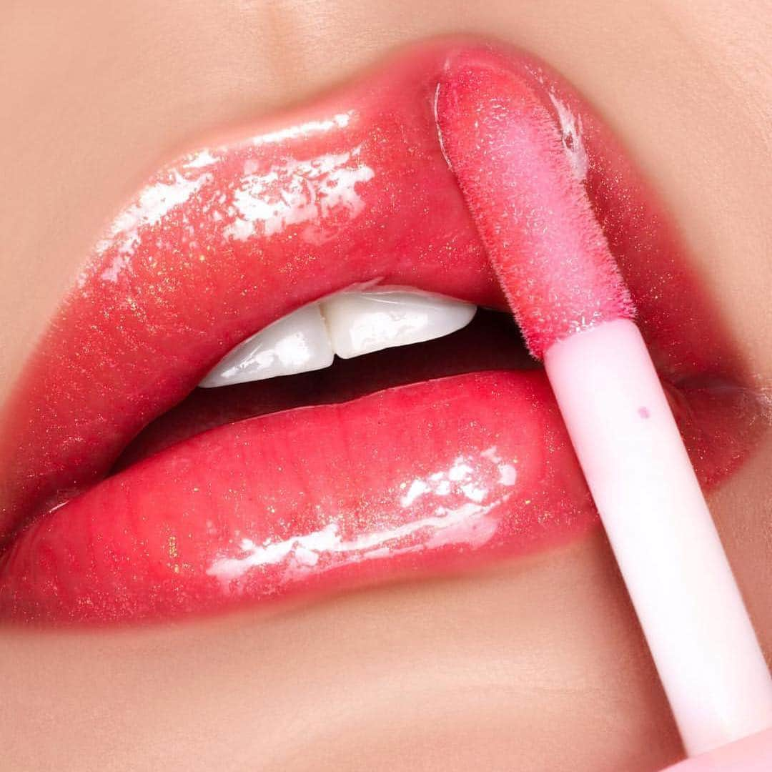 Kylie Cosmeticsさんのインスタグラム写真 - (Kylie CosmeticsInstagram)「SLEPT ON #highgloss 🌟 such a beautiful watermelon shade with gold shimmer. shot by @rebellebeautyx」4月15日 22時51分 - kyliecosmetics