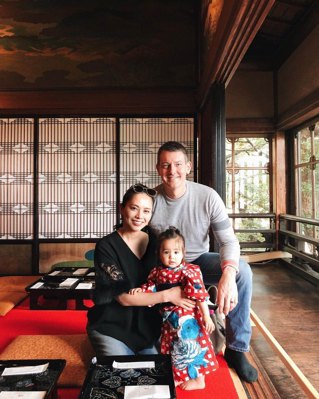 大橋菜央さんのインスタグラム写真 - (大橋菜央Instagram)「Japanese sakura tea ceremony🍵🌸 . . . 右手に豪華な生け花 左手に緑豊かな中庭🌿 . 手の込んだ面腰組子の建具に アートのような天井画 . こんな素敵な企画を考えてくれた ホテルの方々に只々感謝🙏♥️ . . . . . #ベビー浴衣 @marlmarl_tokyo  #百段階段 #東京都指定有形文化財 #ホテル雅叙園東京 #花咲く桜アート #東京ホテル #tokyohotel #naoliving_hotelryokan  #生後14ヶ月 #生後1歳2ヶ月 #1歳 #たれ眉 #たれ目 #miababyliving」4月15日 22時55分 - naoliving