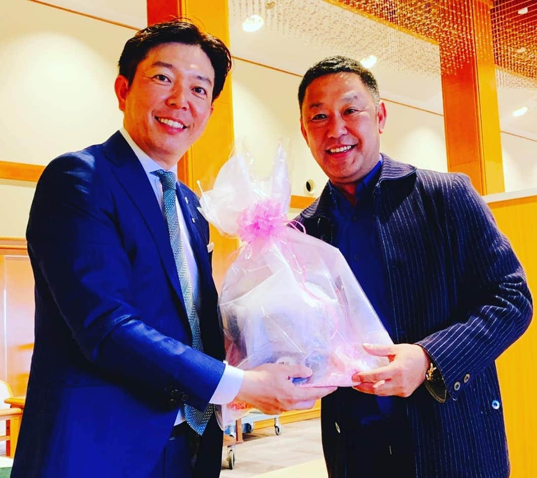 竹内弘一さんのインスタグラム写真 - (竹内弘一Instagram)「第２回竹内弘一ゴルフ会、開催させていただきました！そしてまたしても！やってはいけない主催者優勝してしまいました。今回は優勝はダメプレッシャーもあり、スコアもひどくて大丈夫だろうと思っていましたがハンデがはまりまくってしまいました😅すみません！！徐々に育てて輪を大きくして京都の面白い人が集まる楽しい場にしていきたいと思います。#ゴルフコンペ #比良ゴルフ倶楽部」4月15日 22時56分 - takeuchi_koichi