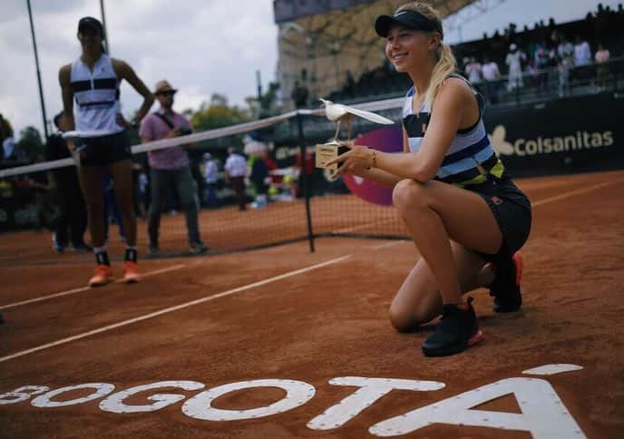 アマンダ・アニシモワさんのインスタグラム写真 - (アマンダ・アニシモワInstagram)「Yaayyyy... so happy to have won my first WTA title 💪🏼 I had such an incredible week here, definitely one to remember 👻 #Á」4月15日 22時58分 - amandaanisimova