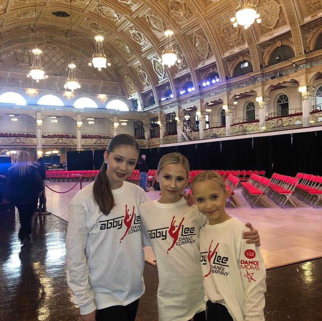 アビー・リー・ミラーさんのインスタグラム写真 - (アビー・リー・ミラーInstagram)「Winter Gardens Theater in Blackpool - Just look at this beautiful historic venue the #ALDC will perform in today!」4月15日 22時59分 - therealabbylee