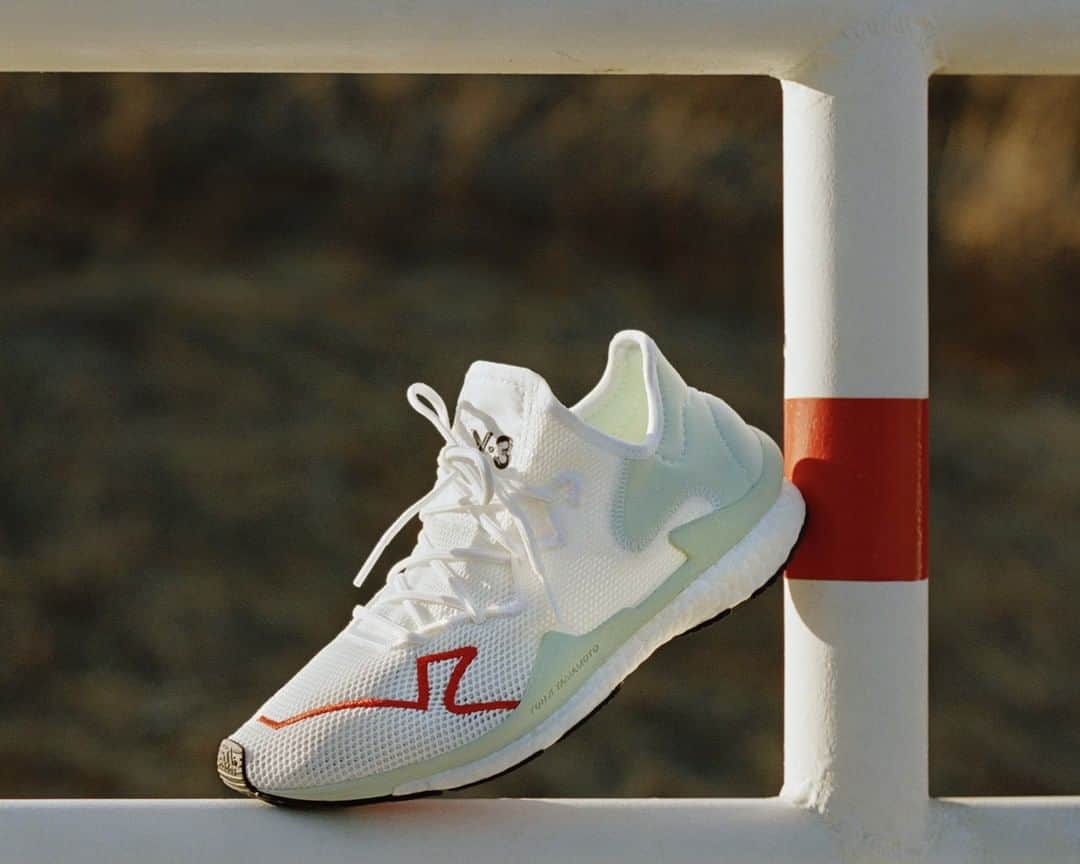 ワイスリーのインスタグラム：「Y-3 ADIZERO RUNNER. Y-3 Spring Summer 2019. 📷: @benmorrisphoto --- #adidas #Y3 #YohjiYamamoto #ADIZERO Discover the collection at Y-3.com」