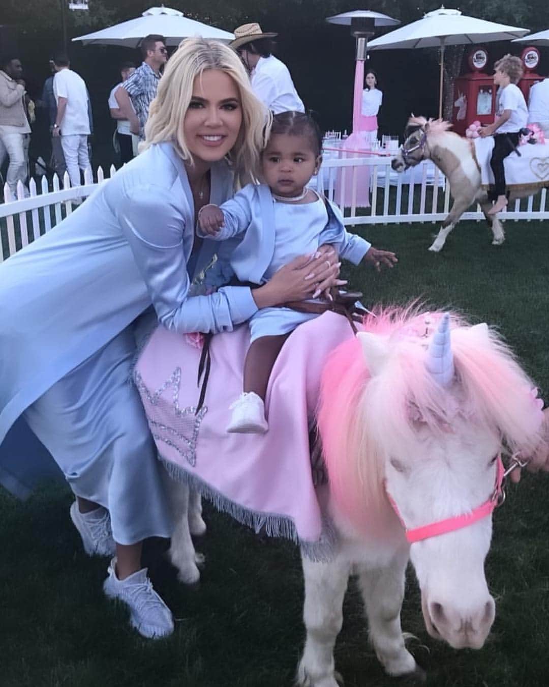 E! Onlineさんのインスタグラム写真 - (E! OnlineInstagram)「True's first birthday party included cotton candy, unicorns and Tristan Thompson. 🦄 Link in bio to see the whole family reunite two months after the cheating scandal. (📷: @khloekardashian)」4月15日 23時09分 - enews