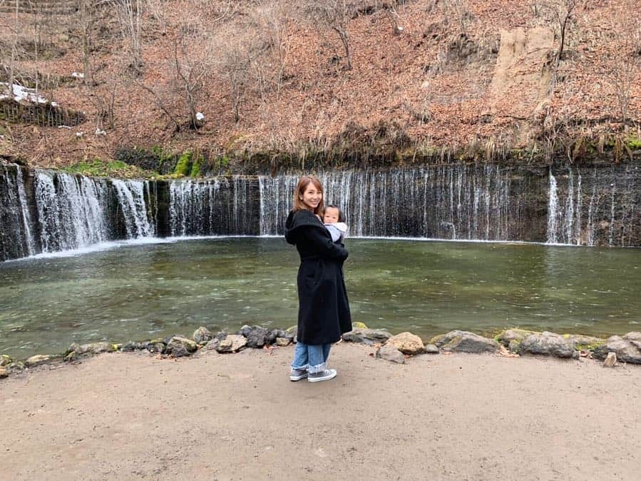 福長優のインスタグラム：「❤︎ ・ 思っていたのより 小さめな滝だったけど← 神秘的でマイナスイオンたっぷり☁️☁️☁️ ☁️ #軽井沢#白糸の滝  #まだ雪もあって子供は楽しそうでした」