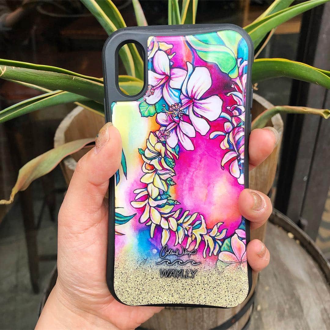 ラレイアのインスタグラム：「🌺 大好評 #waylly × Colleen Wilcoxの新作が #楽天 サイト限定で先行予約受付中です😆💕 ・ 間も無く終了💦 今ならお買い物マラソンセールも開催中でポイント20倍&クーポン利用の大チャンス😍 ・ ぜひお見逃しなく🧡 @laleia_official  @colleenwilcoxgallery_jp  @waylly_jp  #colleen#colleenwilcox#art#hawaii#aloha#surf#beach#iphone#iphonex#iphonexsmaxケース#iphonexrケー#iphone#laleia#iphonex#iphonexs#ハワイ#フォトジェニック#インスタ映え#インスタ女子#アロハ#ビーチ#夏#海を感じる雑貨」