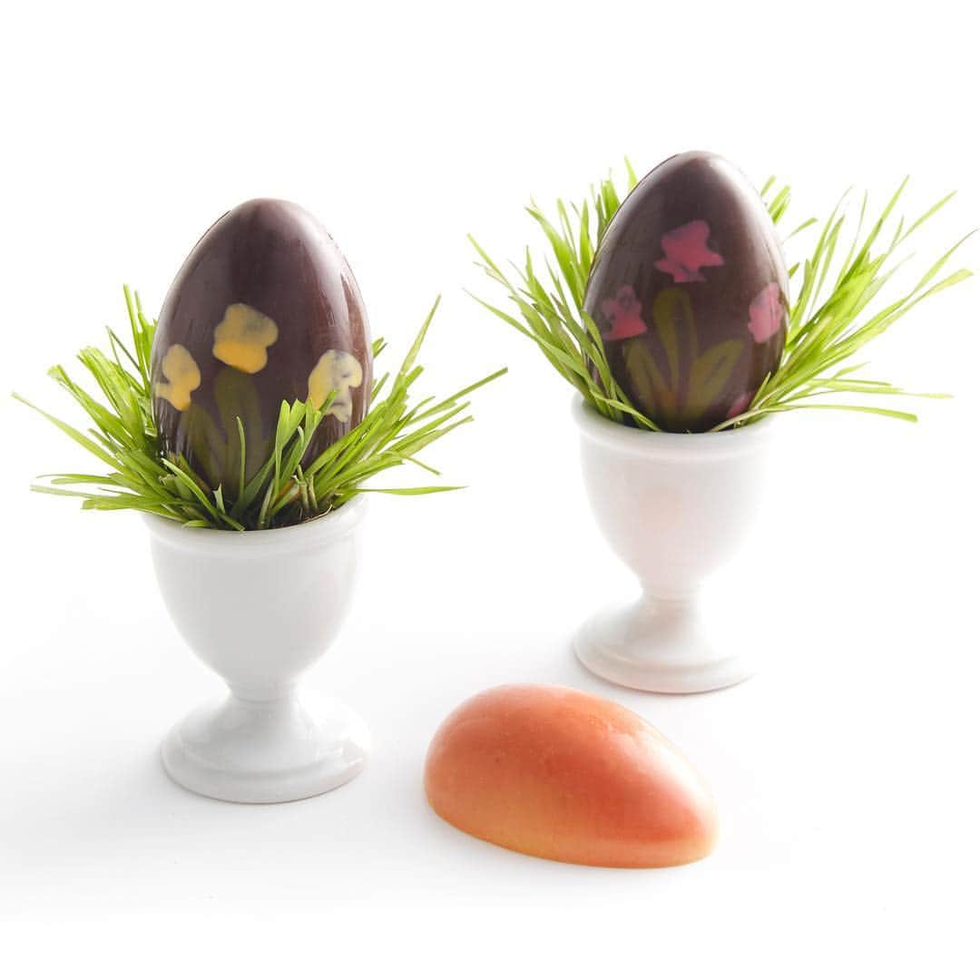 DEAN & DELUCAのインスタグラム：「Chocolat Moderne's trio of hand-painted milk chocolate eggs are as delicious as they are beautiful. Enjoy one each of creamy milk chocolate ganache, salted caramel with Welsh Halen Môn sea salt, and white chocolate ganache with strawberry purée. The Easter Bunny never had it so good.⁣⠀」
