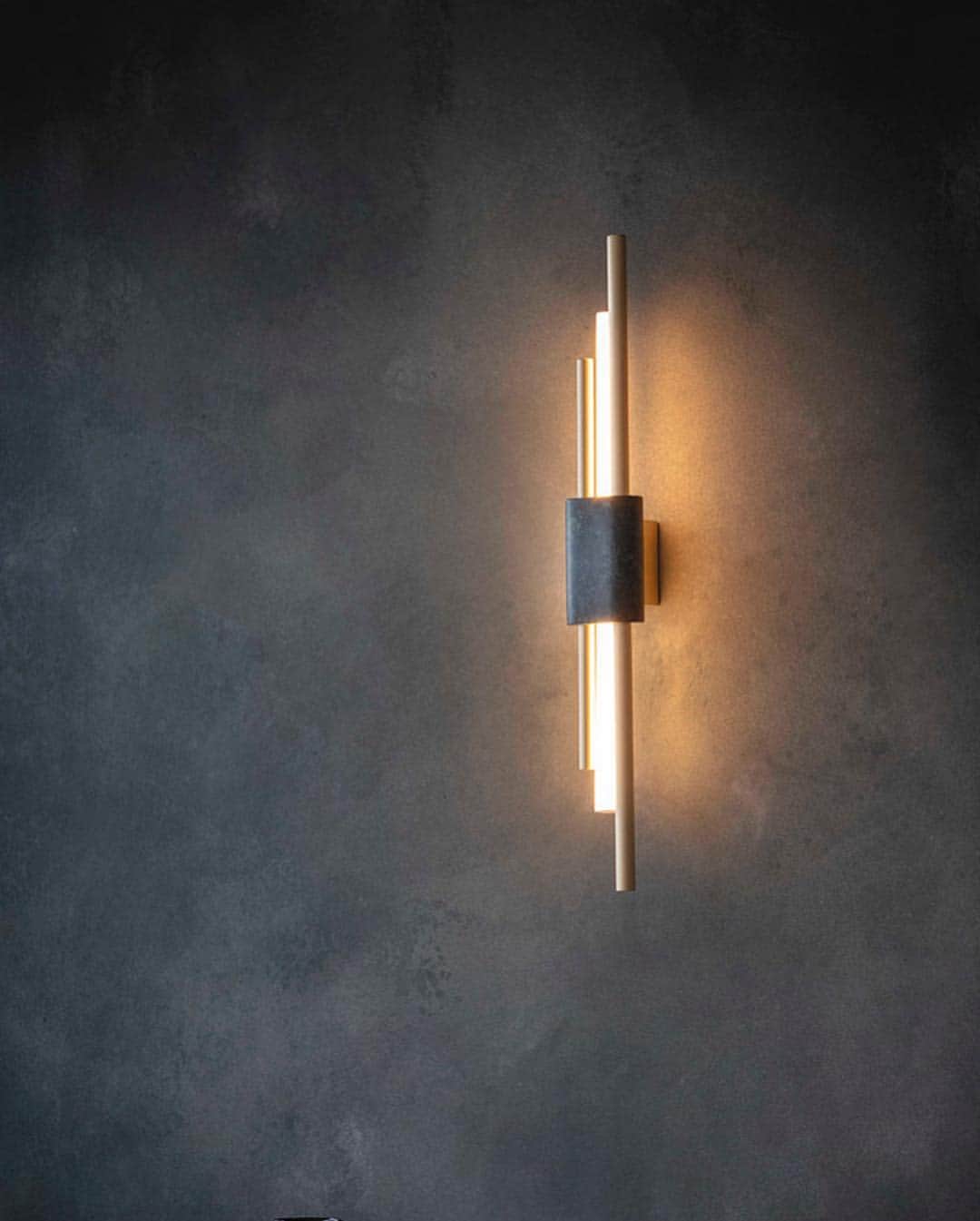 Design Milkさんのインスタグラム写真 - (Design MilkInstagram)「Designed and manufactured entirely in the UK, these new lighting lines by @bertfrankltd draw inspiration from #ArtDeco and industrial aesthetics to create a minimal yet glamorous collection. \\\ see the full collection on designmilk.com!」4月15日 23時14分 - designmilk