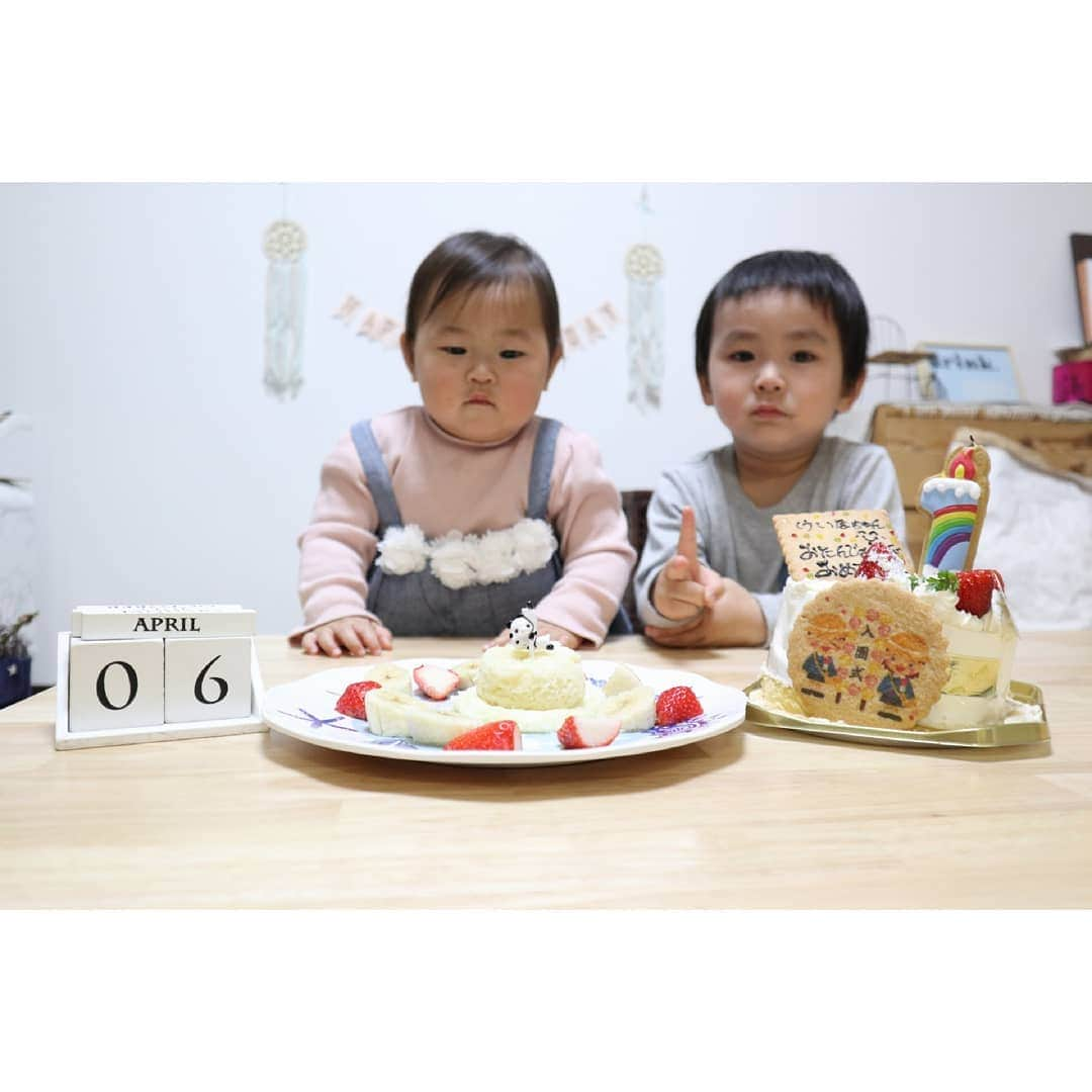 原大悟さんのインスタグラム写真 - (原大悟Instagram)「娘の１歳の誕生日。 . 子供が二人になって 人生で一番早い一年間を過ごしました。 男の子とはまた違う、 女の子の可愛さを感じる毎日です。 食べ物のことしか考えていないので、 すごく育てやすい娘です。 いっぱい食べて元気いっぱい 大きく育ってくれ！！！ . #よく食べる#女子にしてはでかい#兄と戦う日々#一歳誕生日」4月15日 23時15分 - daigoso